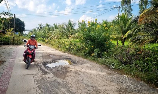 Một tuyến đường tại huyện Càng Long đã hư hỏng gần 5 năm qua nhưng chưa được khắc phục, phải chờ kinh phí từ tỉnh Trà Vinh. Ảnh: Hoàng Lộc