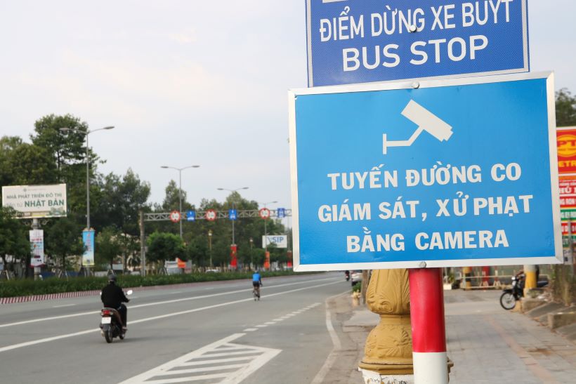 Đầu tháng 12.2023, thành phố Thủ Dầu Một là địa phương đầu tiên trong tỉnh Bình Dương thử nghiệm lắt đặt camera giám sát giao thông trên tuyến đường Phạm Ngọc Thạch nối Hùng Vương vào thành phố mới Bình Dương.