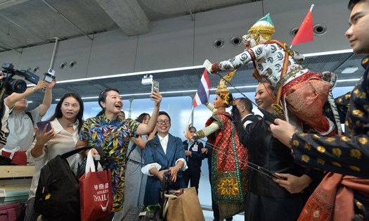 Khách Trung Quốc du lịch Thái Lan theo chương trình miễn thị thực đặc biệt được chào đón ở sân bay quốc tế Suvarnabhumi trước kỳ nghỉ “Tuần lễ Vàng“. Ảnh: Xinhua