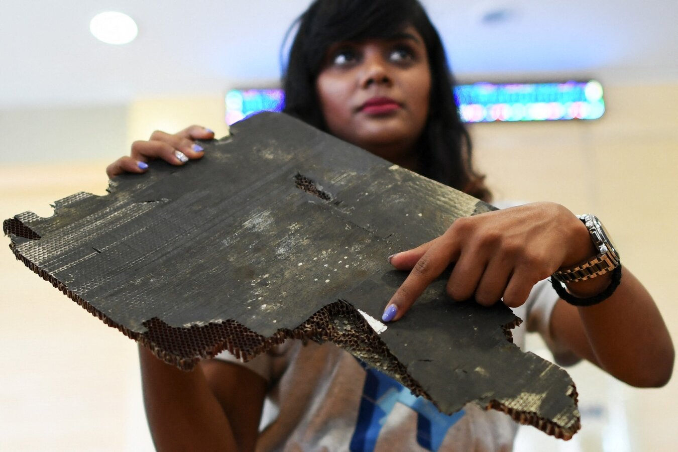 Một mảnh vỡ được cho là của máy bay MH370. Ảnh: AFP