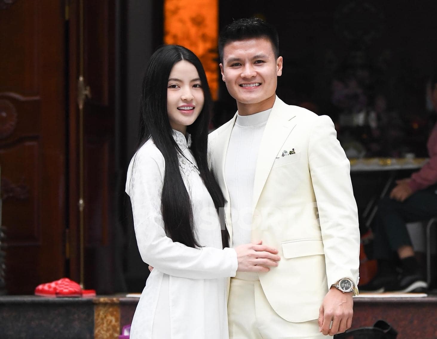 Quang Hải và Chu Thanh Huyền mặc trang phục màu trắng trong lễ dạm ngõ. Ảnh: Sport.