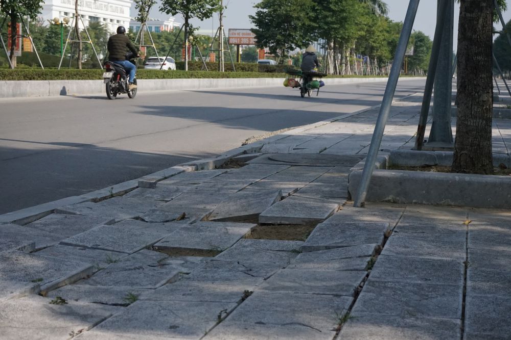 Được biết, công trình đát lát vỉa hè trên Đại lộ Nguyễn Hoàng hoàn thành đưa vào sử dụng cách đây vài năm, tuy nhiên hiện tại rất nhiều đoạn bị lún vỡ. Ảnh: Quách Du
