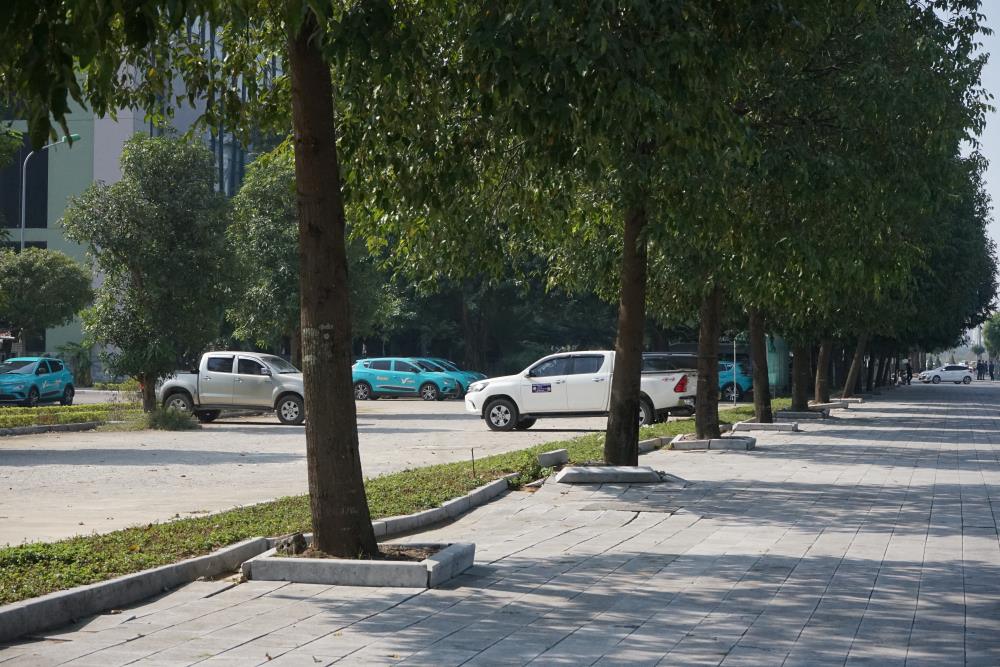 Việc đá vỉa hè bị lún vỡ xảy ra cả 2 bên vỉa hè của Đại lộ Nguyễn Hoàng. Ảnh:  Quách Du