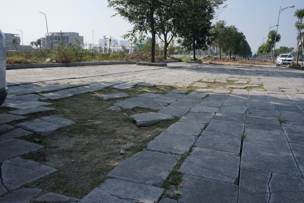 Theo ghi nhận của Lao Động, hiện nay hệ thống đá lát vỉa hè dọc hai bên đường Đại lộ Nguyễn Hoàng (quanh khu vực trụ sở UBND TP.Thanh Hóa bị lún, nứt vỡ và bong tróc khá nghiêm trọng. Ảnh: Quách Du