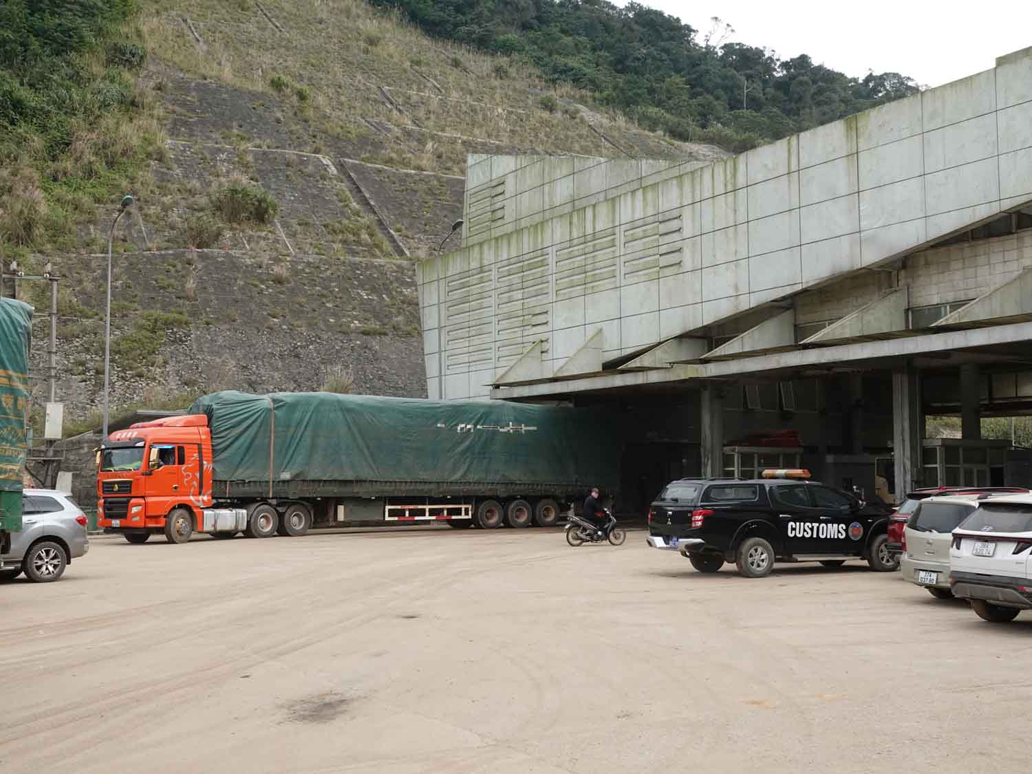 Xe tải sau khi hoàn tất kiểm tra đã ra khỏi luồng kiểm soát ở Cửa khẩu Cầu Treo để chở hàng vào nội địa. Ảnh: Trần Tuấn.