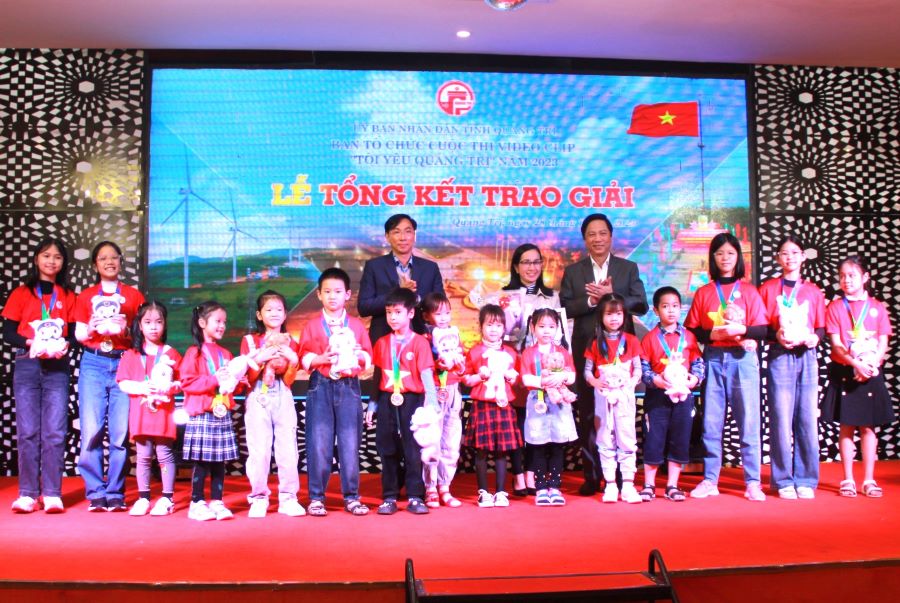 Nhóm tác giả được trao giải nhất cho clip "Trải nghiệm làng nghề làm nón Trà Lộc". Ảnh: Hưng Thơ.