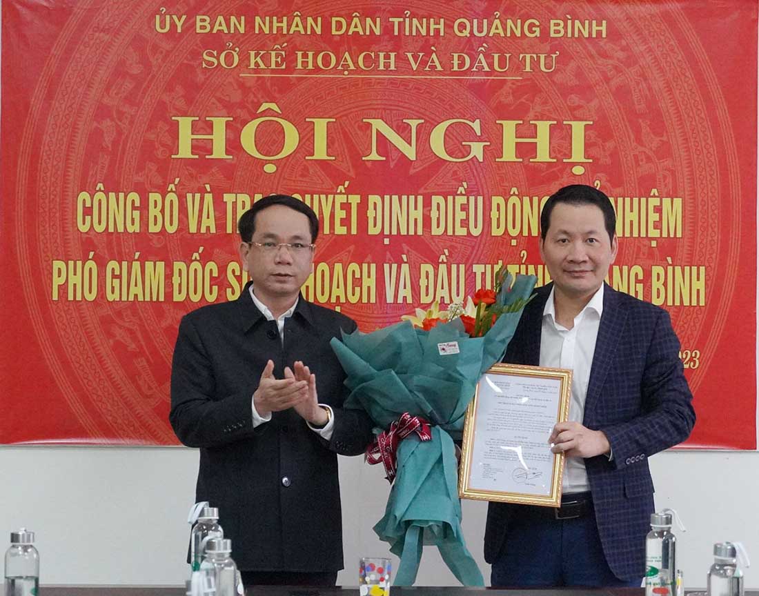 Phó Chủ tịch UBND tỉnh Quảng Bình Phan Mạnh Hùng trao quyết định và tặng hoa chúc mừng tân Phó Giám đốc Sở Kế hoạch và Đầu tư. Ảnh: VGP