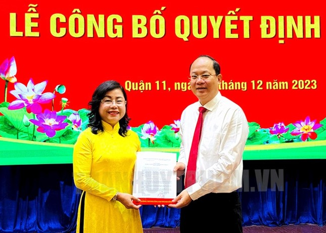 Phó Bí thư Thành ủy TPHCM Nguyễn Hồ Hải trao quyết định cho bà Trần Hải Yến. Ảnh: Thành ủy TPHCM