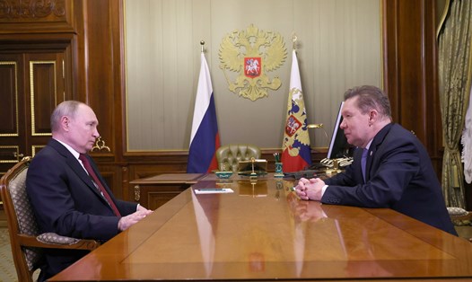 Giám đốc điều hành Gazprom Alexei Miller (phải) trong cuộc gặp Tổng thống Nga Vladimir Putin. Ảnh: Điện Kremlin 