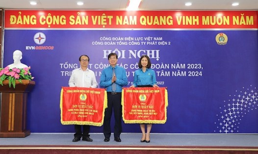 Ông Uông Quang Huy - Phó Chủ tịch Công đoàn Điện lực Việt Nam - trao Cờ thi đua cho các đơn vị. Ảnh: Duy Lương