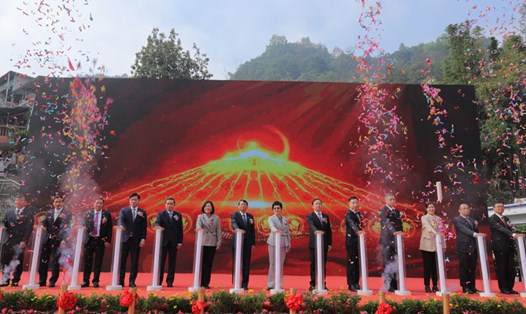 Các đại biểu của 2 chính quyền (Việt Nam - Trung Quốc) ấn nút thực hiện nghi lễ nâng cấp cặp cửa khẩu Quốc tế Trà Lĩnh - Long Bang. Ảnh: Tân Văn.