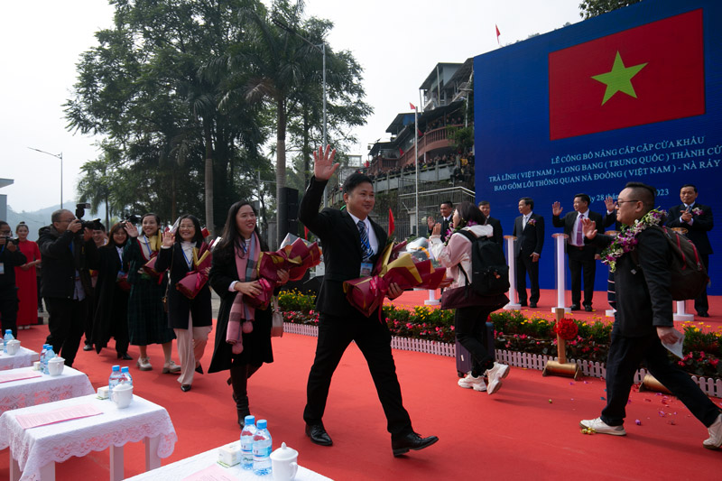 Đoàn khách đầu tiên của 2 nước xuất nhập cảnh khi cặp cửa khẩu Trà Lĩnh - Long Bang chính thức là cửa khẩu quốc tế. Ảnh: Tân Văn.