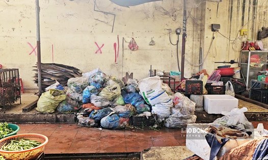 Đống rác tồn tại trong chợ Km 10. Ảnh: Đoàn Hưng