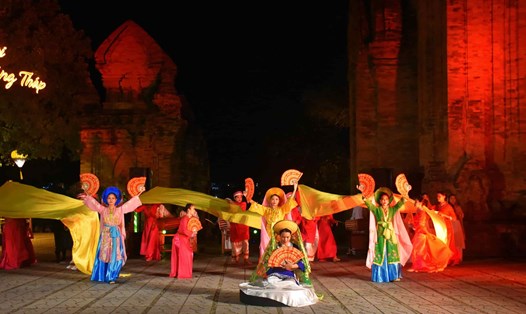 Chương trình nghệ thuật sân khấu bán thực cảnh giới thiệu văn hóa Champa tại Tháp Bà Ponagar mang đến những trải nghiệm thú vị cho du khách. Ảnh: Hữu Long