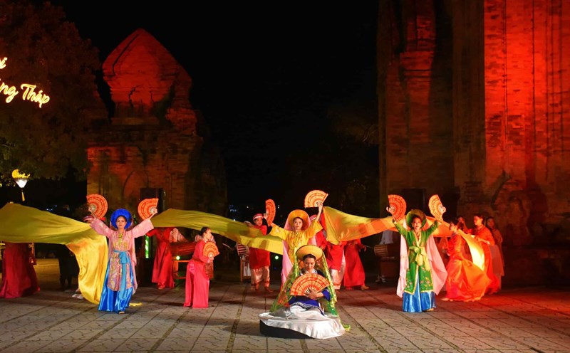 Chương trình nghệ thuật sân khấu bán thực cảnh giới thiệu văn hóa Champa tại Tháp Bà Ponagar mang đến những trải nghiệm thú vị cho du khách. Ảnh: Hữu Long