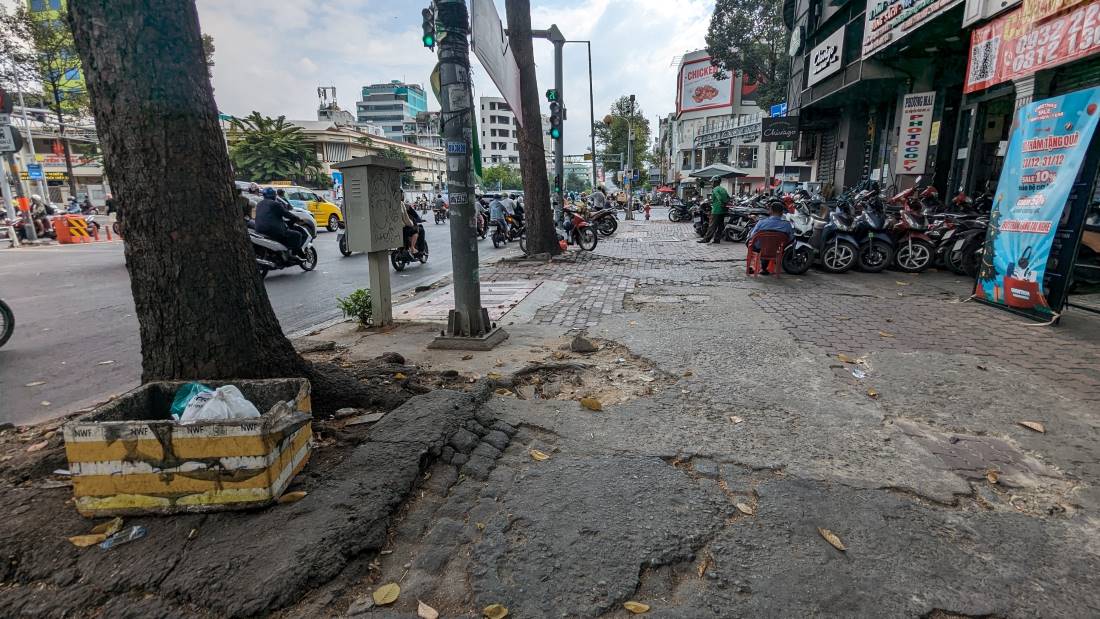 Bên cạnh một số tuyến đường có vỉa hè sạch đẹp, còn một số tuyến đường ở trung tâm thành phố có vỉa hè bị xuống cấp. Đơn cử tại đường Cách Mạng Tháng 8 (Quận 1), một số đoạn bị bong tróc, hư hỏng, chưa được cải tạo.