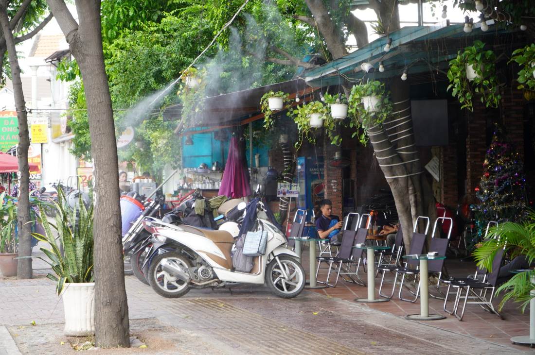 Ghi nhận tại khu vực 2, đường Phạm Văn Đồng (TP Thủ Đức), vỉa hè một số đoạn hư hỏng, các phương tiện và hoạt động buôn bán kín vỉa hè.