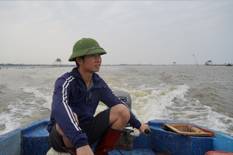 Anh Nguyễn Văn Huy - một ngư dân nuôi ngao tranh thủ ra kiểm tra bãi ngao của gia đình. Ảnh: Lương Hà