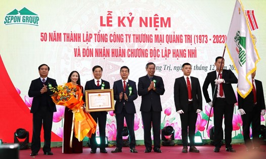 Công ty Cổ phần Tổng công ty Thương mại Quảng Trị nhận Huân chương độc lập hạng Nhì. Ảnh: Hưng Thơ.