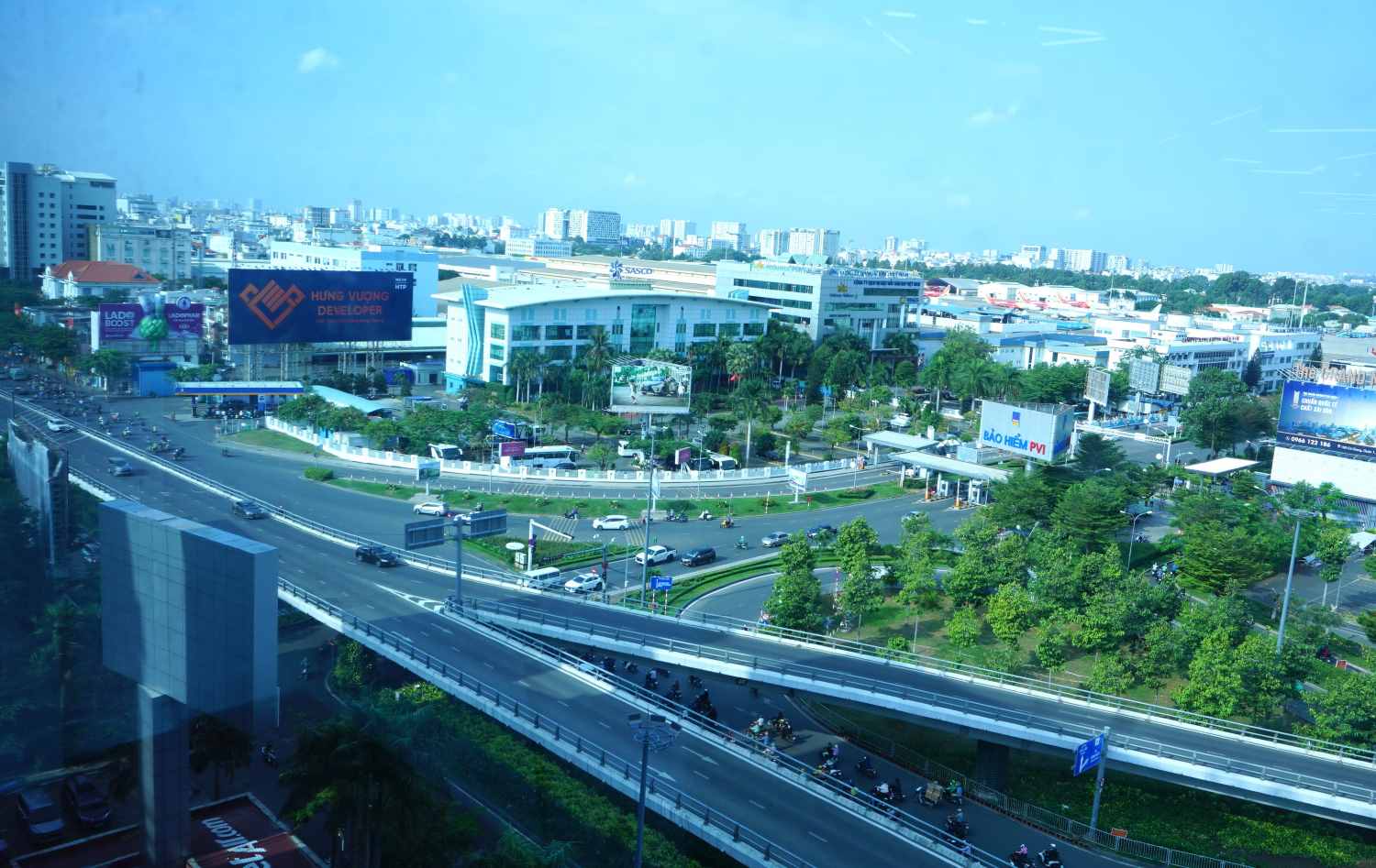 Cầu vượt thép trên đường Trường Sơn (trước cổng sân bay) hoàn tháng tháng 7.2017.  Ảnh: Minh Quân