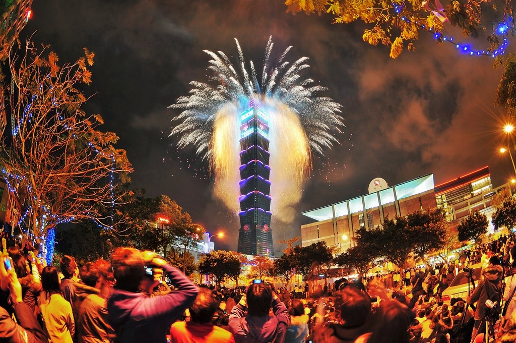 Tòa nhà chọc trời Taipei 101 tại Đài Bắc, Đài Loan (Trung Quốc) là điểm bắn pháo hoa thu hút đông đảo công chung theo dõi vào đêm giao thừa. Ảnh: Cục Du lịch Đài Loan