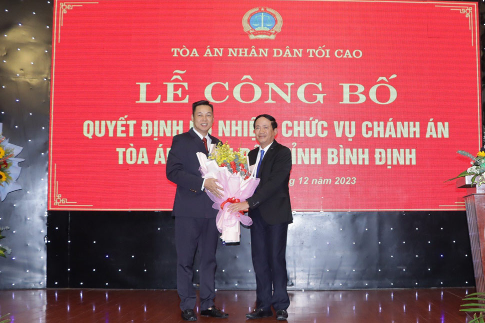 Chủ tịch UBND tỉnh Bình Định Phạm Anh Tuấn tặng hoa chúc mừng đồng chí Mai Anh Tài. Ảnh: Hồ Huynh