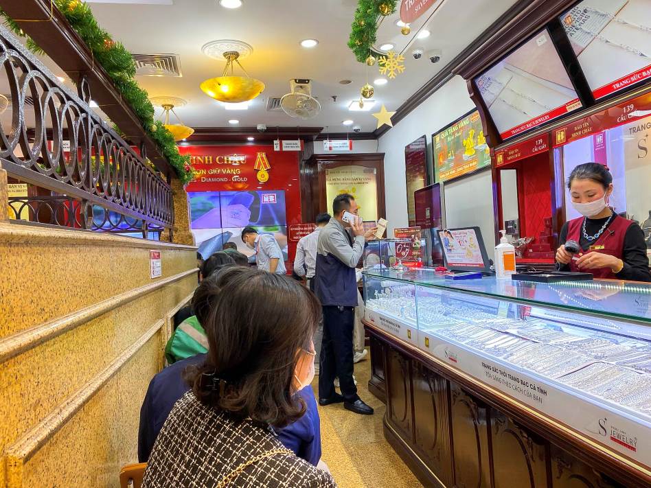 Nhà đầu tư xếp hàng giao dịch vàng tại một cửa hàng vàng bạc đá quý trên đường Cầu Giấy (Hà Nội) vào ngày 27.12.2923. Ảnh: Hoàng Nam