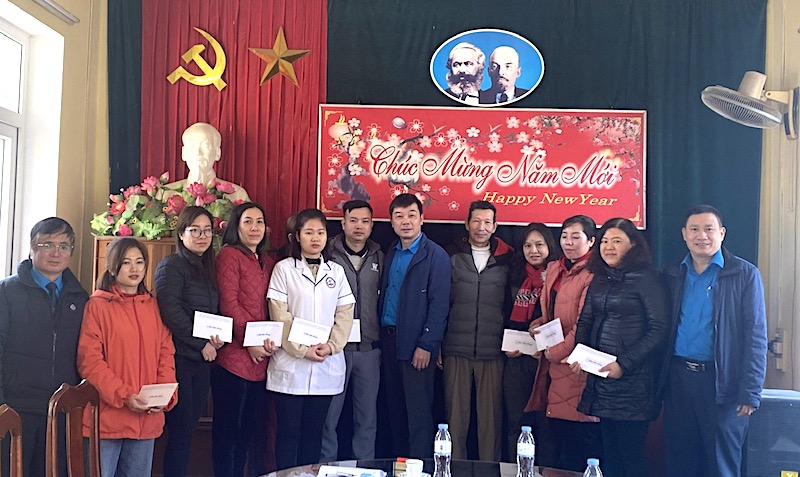 Lãnh đạo Công đoàn Giao thông Vận tải Việt Nam trao hỗ trợ cho đoàn viên Bệnh viện Giao thông Vận tải Yên Bái. Ảnh: Thanh Thọ