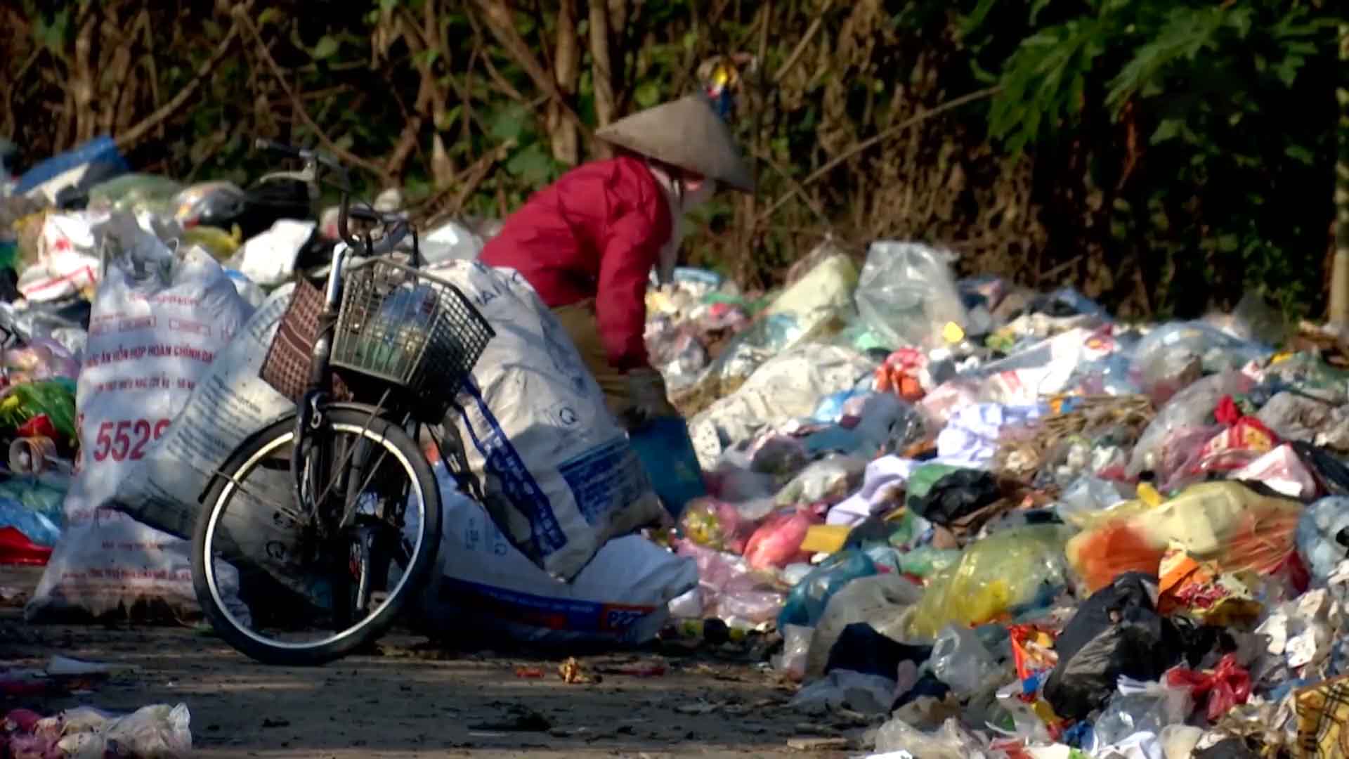 Một điểm tập kết rác thải sinh hoạt tại xã Hoàn Sơn (huyện Tiên Du, tỉnh Bắc Ninh) thời điểm đầu tháng 12.2023. Ảnh: Vân Trường