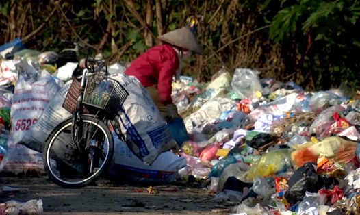 Một điểm tập kết rác thải sinh hoạt tại xã Hoàn Sơn (huyện Tiên Du, tỉnh Bắc Ninh) thời điểm đầu tháng 12.2023. Ảnh: Vân Trường