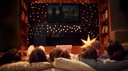 Cùng nhau xem phim là một trong những hoạt động gắn kết gia đình dịp nghỉ lễ Tết Dương lịch 2024. Ảnh: Xinhua