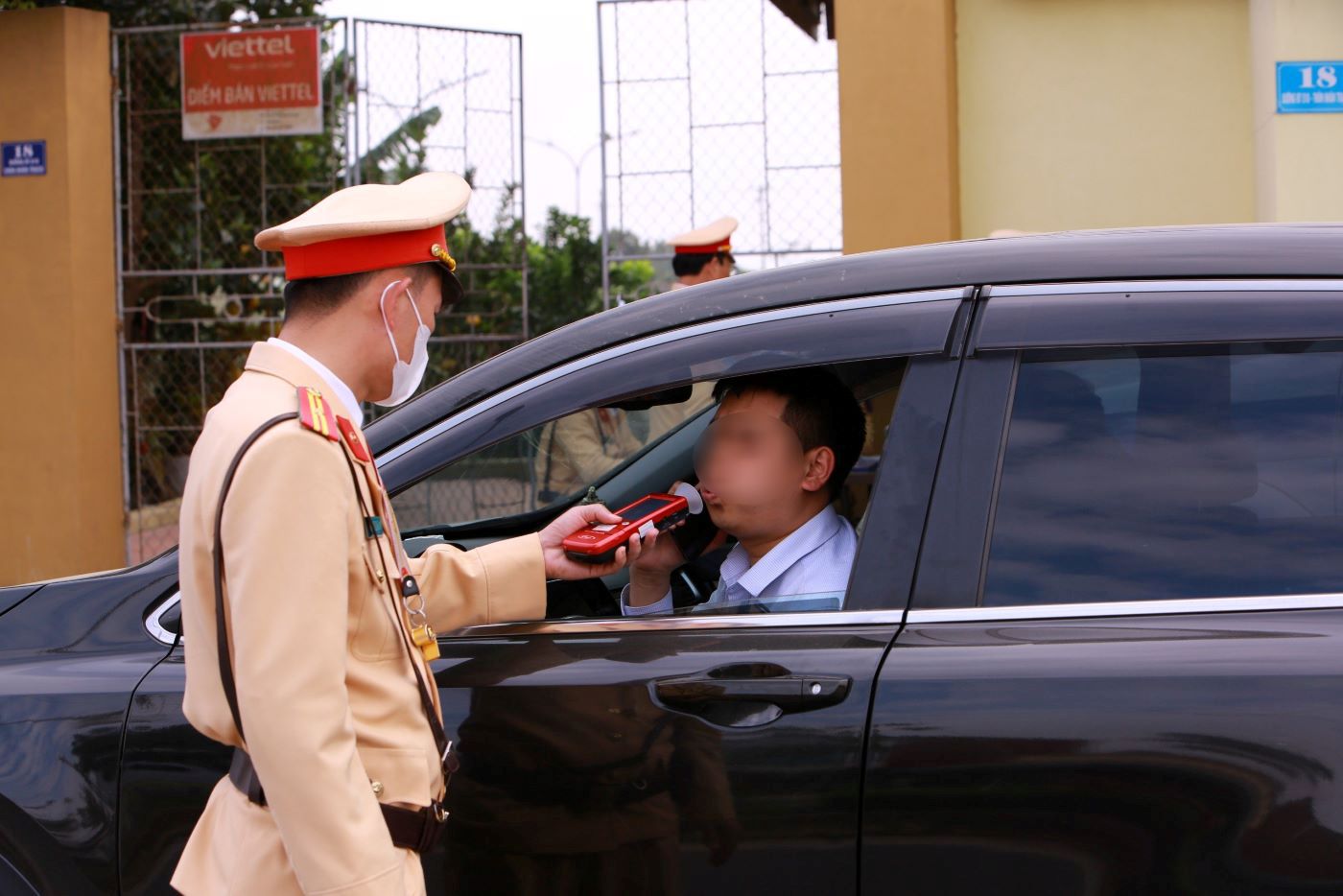 Cán bộ chiến sĩ thuộc tổ công tác đặc biệt Công an tỉnh Thanh Hóa tiến hành kiểm tra nồng độ cồn đối với người điều khiển phương tiện ô tô và xe máy. Ảnh: Quách Du