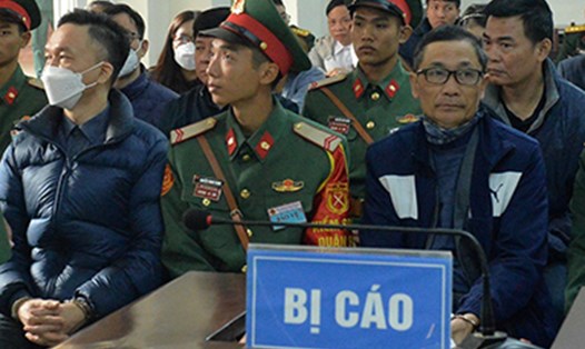 Hai bị cáo Sơn và Hùng (từ trái qua) tại phiên toà sơ thẩm vụ liên quan đến Việt Á, Học viện Quân y. Ảnh: Quang Việt