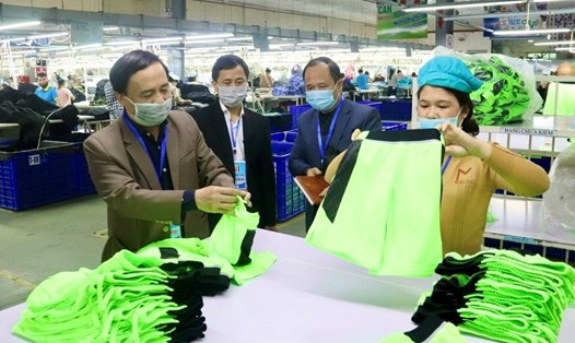 Lãnh đạo Sở Công Thương Nghệ An kiểm tra tình hình sản xuất tại các nhà máy may trên địa bàn. Ảnh: Quỳnh Trang