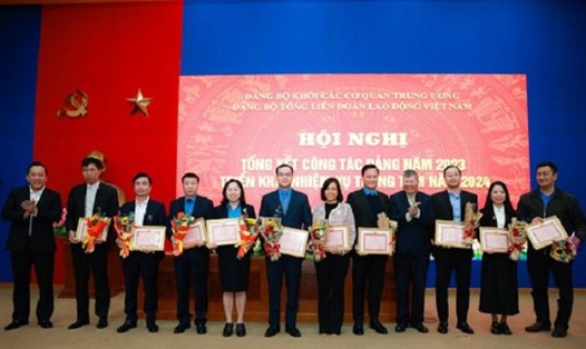Đảng ủy Tổng LĐLĐ Việt Nam trao giấy khen cho Đảng viên hoàn thành xuất sắc nhiệm vụ. Ảnh: Hải Nguyễn