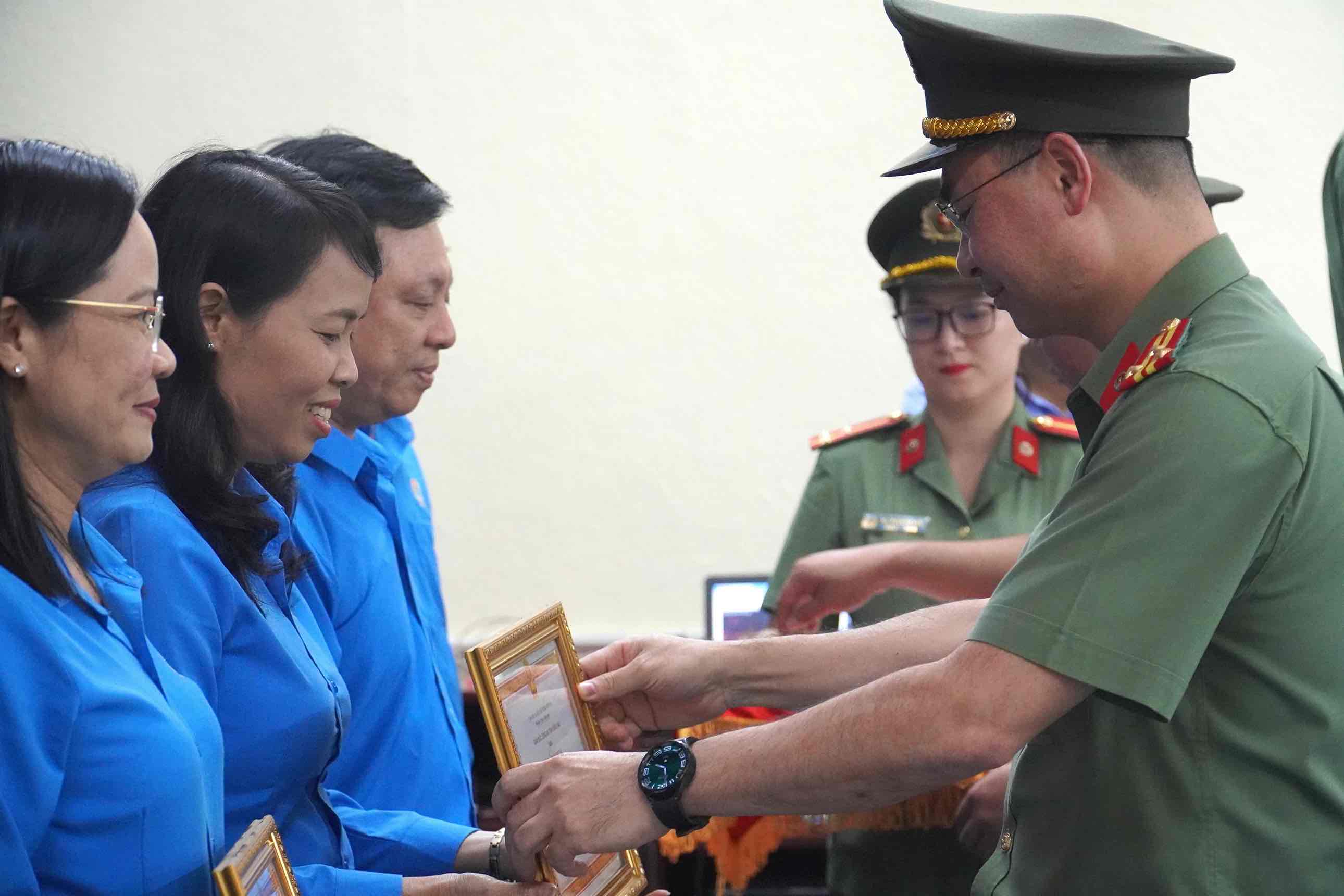 Thượng tá Nguyễn Mạnh Toàn - Phó giám đốc Công an tỉnh Đồng Nai khen thưởng cho các tập thể, cá nhân của Công đoàn Đồng Nai đạt thành tích xuất sắc. Ảnh: Hà Anh Chiến
