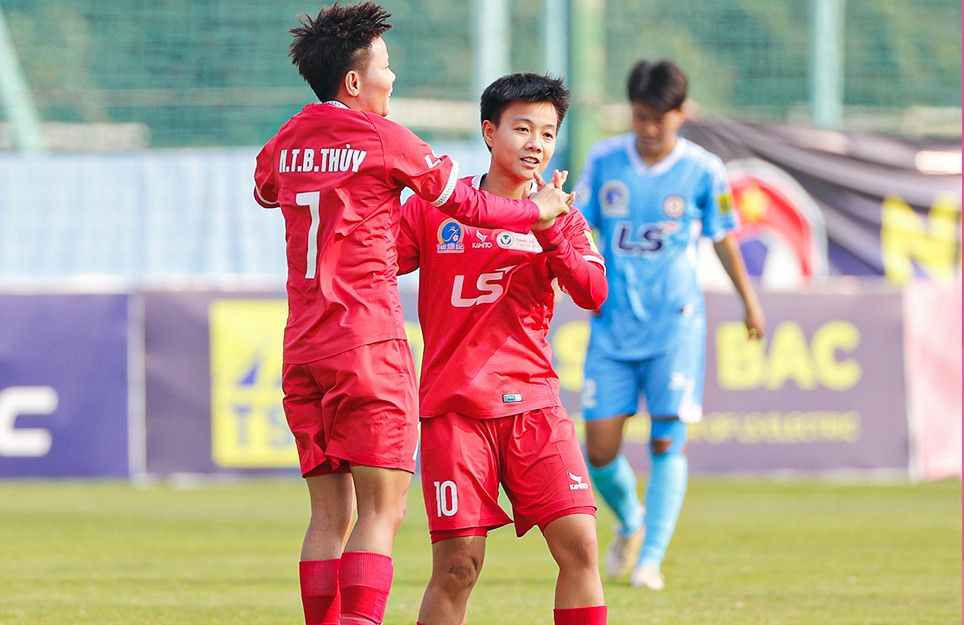 Bích Thuỳ (số 7) lập cú đúp trong chiến thắng 5-0 của TPHCM I trước Sơn La. Ảnh: VFF