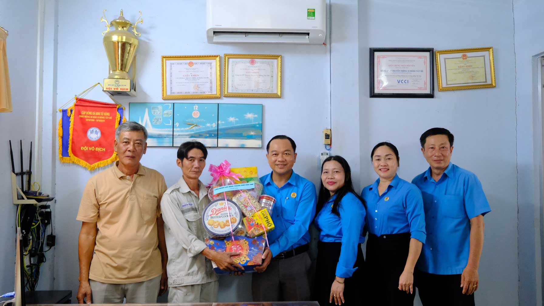 Phó Chủ tịch LĐLĐ TP Cần Thơ Nguyễn Ngọc Tấn tặng quà chúc Tết doanh nghiệp. Ảnh: Mỹ Ly