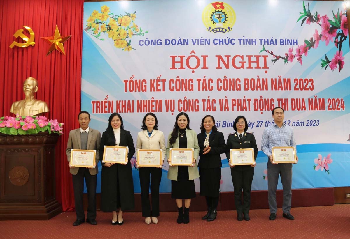 Phó chủ tịch LĐLĐ tỉnh Thái Bình Phạm Thị Thắng trao bằng kỷ niệm chương vì sự nghiệp công đoàn của Tổng Liên đoàn Lao động Việt Nam cho các cá nhân tại hội nghị. Ảnh: Bá Mạnh