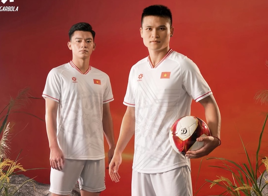 Mẫu áo thi đấu mới của đội tuyển Việt Nam. Ảnh: JBL