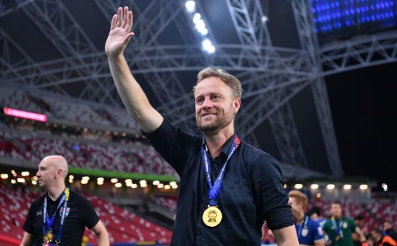 HLV Kim Sang Sik nhận món quà lớn, cựu HLV Thái Lan bất ngờ ủng hộ ĐT Việt Nam vô địch AFF Cup 2024