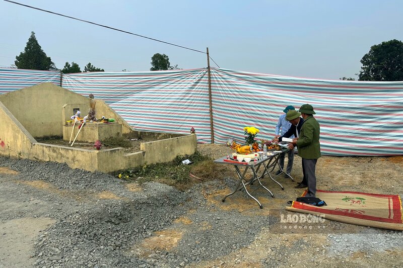 Huyện Cẩm Khê thực hiện các nghi thức di dời ngôi mộ theo phong tục địa phương. Ảnh: UBND huyện Cẩm Khê.