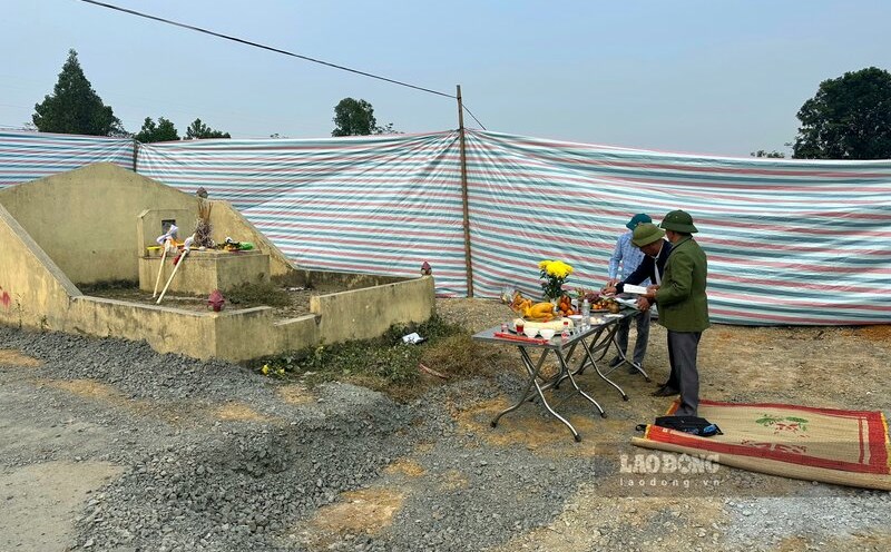 Huyện Cẩm Khê thực hiện các nghi thức di dời ngôi mộ theo phong tục địa phương. Ảnh: UBND huyện Cẩm Khê.