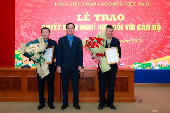 Đồng chí Nguyễn Đình Khang tặng hoa, trao quyết định nghỉ hưu cho đồng chí Trần Thanh Hải và đồng chí Tạ Văn Đồng. Ảnh: Hải Nguyễn
