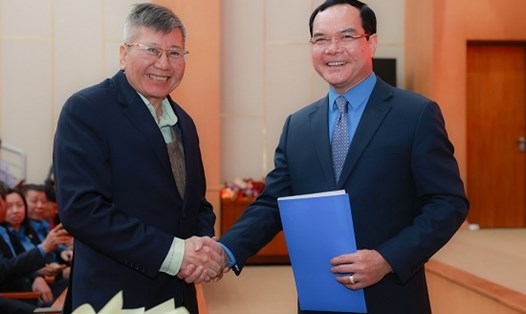 Chủ tịch Tổng LĐLĐVN Nguyễn Đình Khang (phải) trao quyết định nghỉ hưu cho đồng chí Trần Thanh Hải. Ảnh: Hải Nguyễn