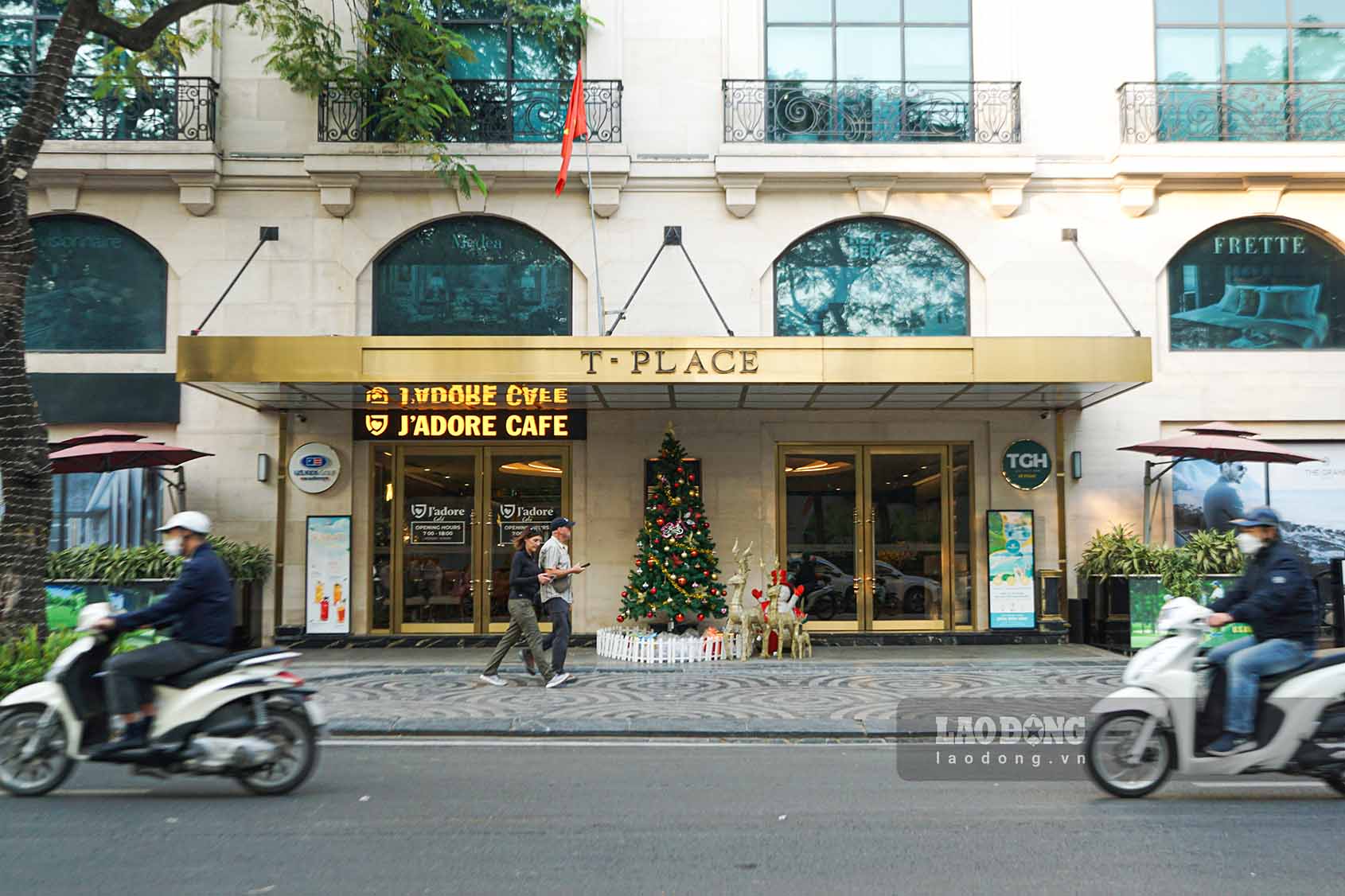 Cũng nằm trên phố Lý Thường Kiệt, đoạn vỉa hè nằm sát tòa nhà số 30A Lý Thường Kiệt được quận Hoàn Kiếm cho thuê làm điểm bán cà phê.