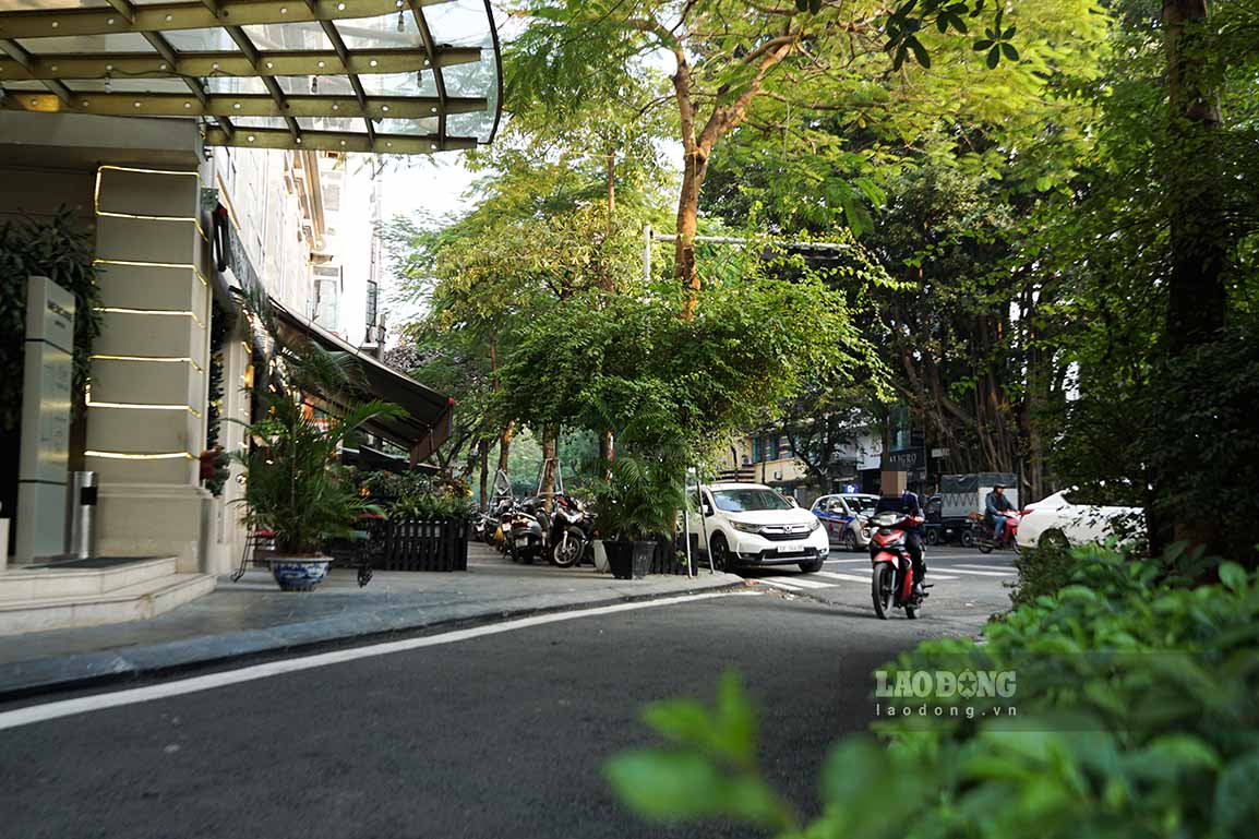 Mới đây, Phó chủ tịch UBND TP Hà Nội - Dương Đức Tuấn cho hay, các đơn vị chuyên môn đang xây dựng đề án quản lý lòng đường, vỉa hè. Hiện một số quận ở Hà Nội đã đề xuất các tuyến phố có đủ điều kiện hạ tầng để thí điểm cho thuê vỉa hè.