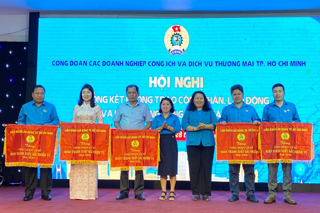 Các tập thể xuất sắc nhận cờ thi đua của LĐLĐ TPHCM. Ảnh: Huỳnh Phương