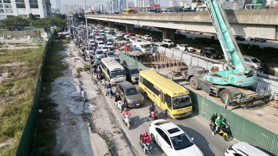 Giao thông thường xuyên tắc nghẽn do lô cốt chiếm 2/3 làn đường Nguyễn Xiển. Ảnh: Hữu Chánh