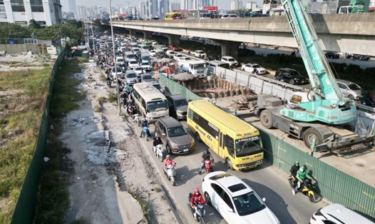 Giao thông thường xuyên tắc nghẽn do lô cốt chiếm 2/3 làn đường Nguyễn Xiển. Ảnh: Hữu Chánh